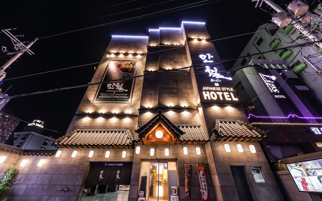 만월호텔 중리점 야간 외관 측면