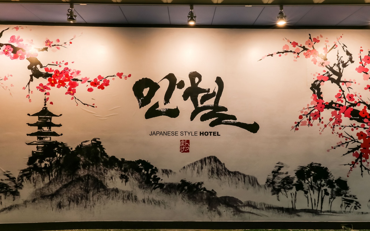 주차장 벽면의 만월 로고와 수묵 벽화